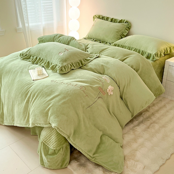 91家纺网 家纺一手货源 找家纺 梦莱斯 2025新款全消光床盖款牛奶绒刺绣四件套-山茶花 山茶花-绿