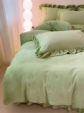 91家纺网 家纺一手货源 找家纺 梦莱斯 2025新款全消光床盖款牛奶绒刺绣四件套-山茶花 山茶花-绿