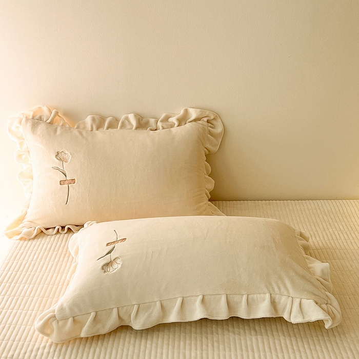 91家纺网 家纺一手货源 找家纺 梦莱斯 2025新款全消光床盖款牛奶绒刺绣四件套-山茶花 山茶花-奶白