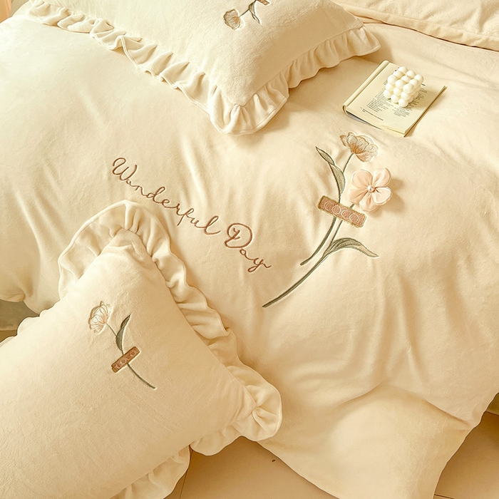 91家纺网 家纺一手货源 找家纺 梦莱斯 2025新款全消光床盖款牛奶绒刺绣四件套-山茶花 山茶花-奶白