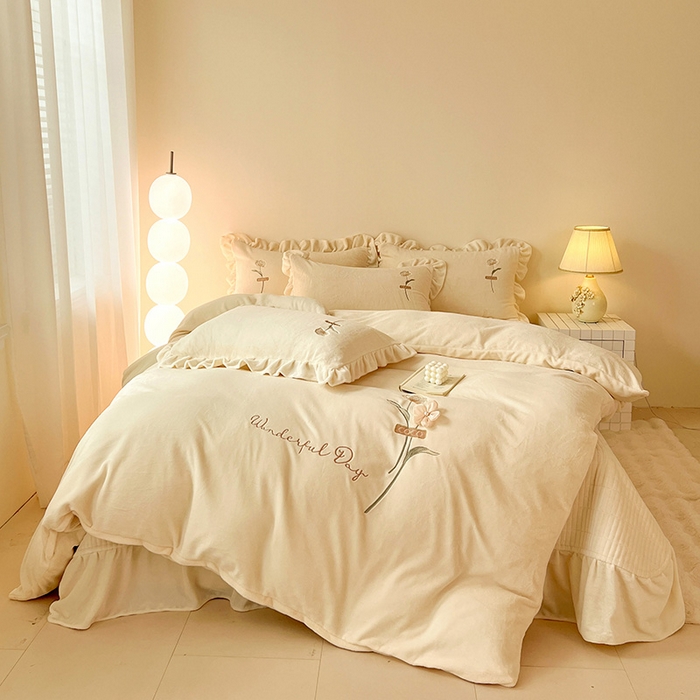 91家纺网 家纺一手货源 找家纺 梦莱斯 2025新款全消光床盖款牛奶绒刺绣四件套-山茶花 山茶花-奶白