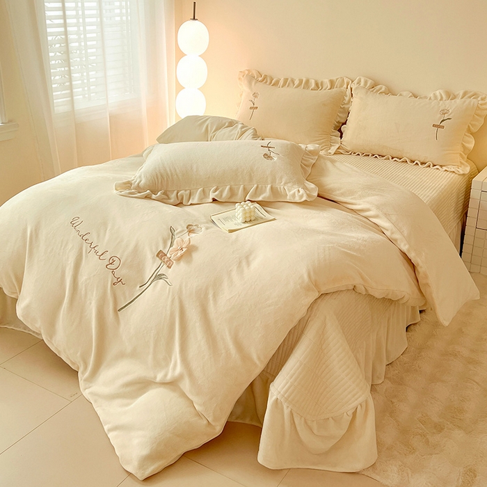 91家纺网 家纺一手货源 找家纺 梦莱斯 2025新款全消光床盖款牛奶绒刺绣四件套-山茶花 山茶花-奶白