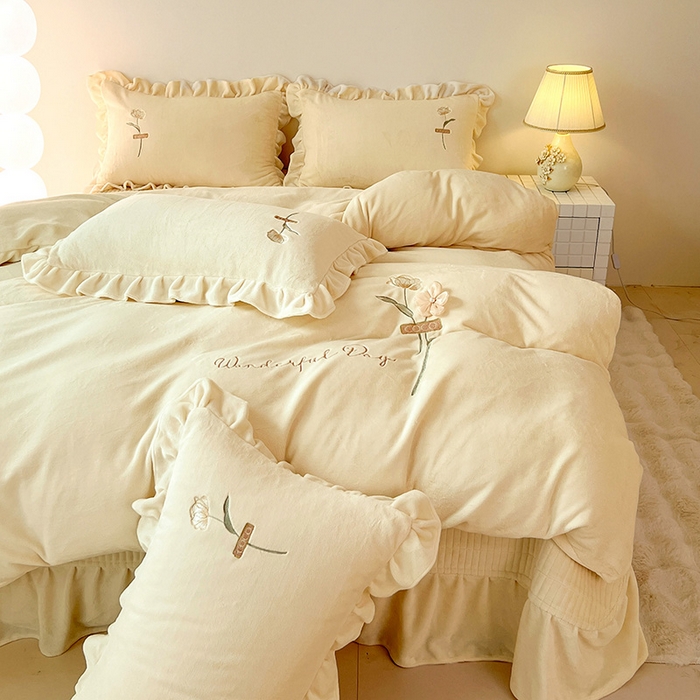 91家纺网 家纺一手货源 找家纺 梦莱斯 2025新款全消光床盖款牛奶绒刺绣四件套-山茶花 山茶花-奶白