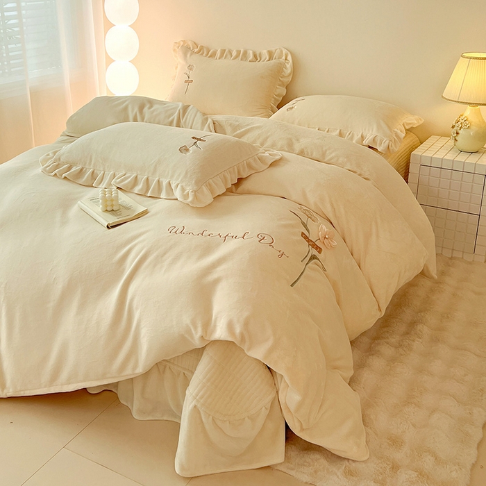 91家纺网 家纺一手货源 找家纺 梦莱斯 2025新款全消光床盖款牛奶绒刺绣四件套-山茶花 山茶花-奶白