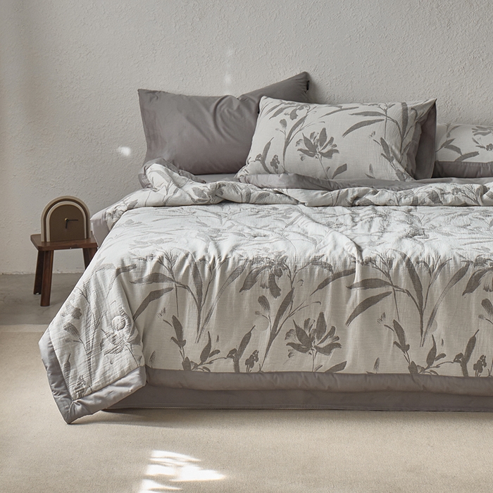 91家纺网 家纺一手货源 找家纺 宜代光年 2025新款60s水洗棉全棉提花夏被 林逾静-灰