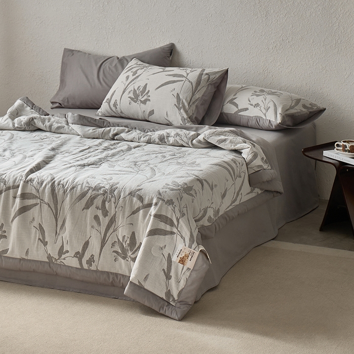 91家纺网 家纺一手货源 找家纺 宜代光年 2025新款60s水洗棉全棉提花夏被 林逾静-灰