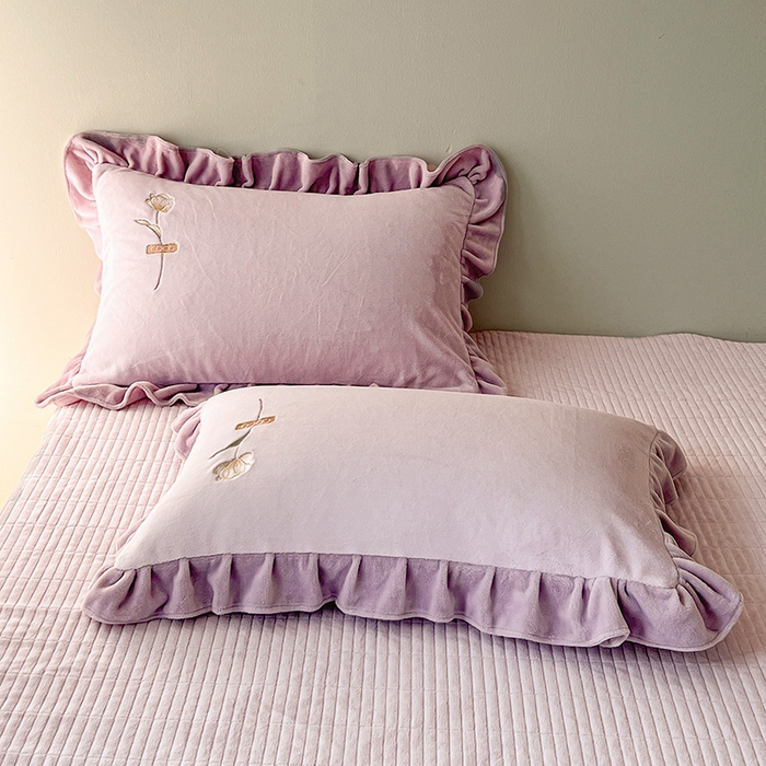 91家纺网 家纺一手货源 找家纺 梦莱斯 2025新款全消光床盖款牛奶绒刺绣四件套-山茶花 山茶花-浅紫