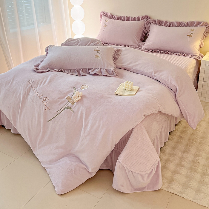 91家纺网 家纺一手货源 找家纺 梦莱斯 2025新款全消光床盖款牛奶绒刺绣四件套-山茶花 山茶花-浅紫