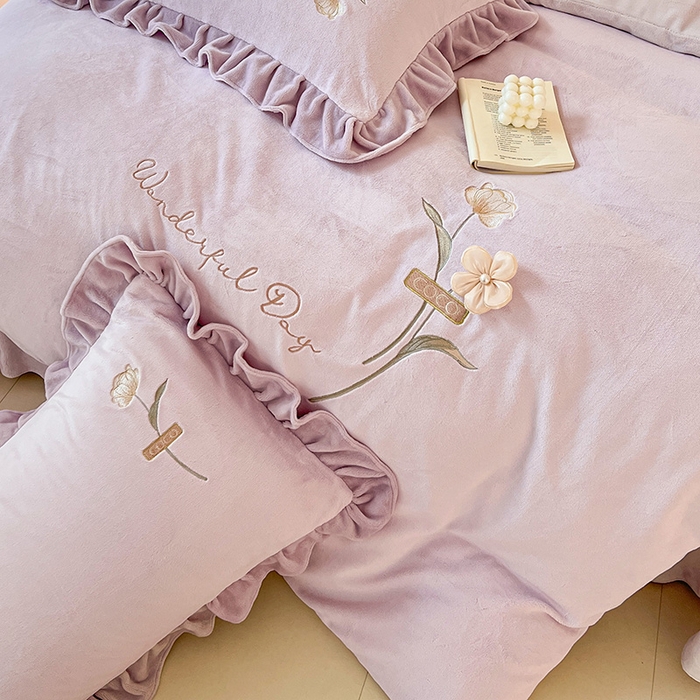 91家纺网 家纺一手货源 找家纺 梦莱斯 2025新款全消光床盖款牛奶绒刺绣四件套-山茶花 山茶花-浅紫