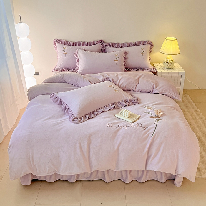 91家纺网 家纺一手货源 找家纺 梦莱斯 2025新款全消光床盖款牛奶绒刺绣四件套-山茶花 山茶花-浅紫