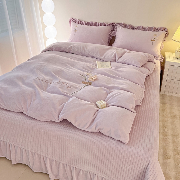 91家纺网 家纺一手货源 找家纺 梦莱斯 2025新款全消光床盖款牛奶绒刺绣四件套-山茶花 山茶花-浅紫