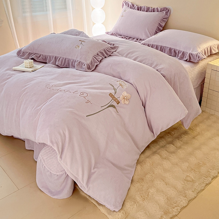 91家纺网 家纺一手货源 找家纺 梦莱斯 2025新款全消光床盖款牛奶绒刺绣四件套-山茶花 山茶花-浅紫