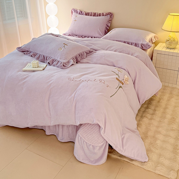 91家纺网 家纺一手货源 找家纺 梦莱斯 2025新款全消光床盖款牛奶绒刺绣四件套-山茶花 山茶花-浅紫