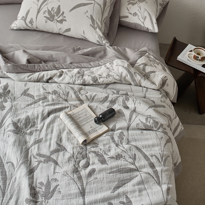 91家纺网 家纺一手货源 找家纺 宜代光年 2025新款60s水洗棉全棉提花夏被 林逾静-灰