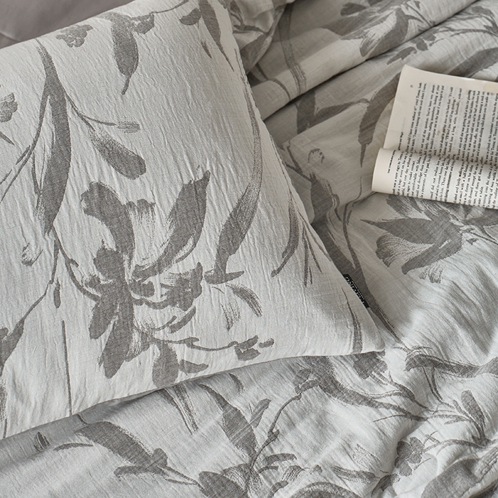 91家纺网 家纺一手货源 找家纺 宜代光年 2025新款60s水洗棉全棉提花夏被 林逾静-灰