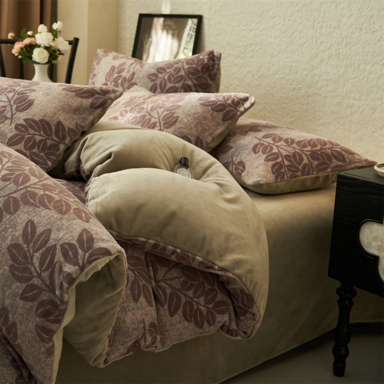 91家纺网 家纺一手货源 找家纺 金鹰 2025新款A类数码印花牛奶绒四件套绒套件 红尘客栈