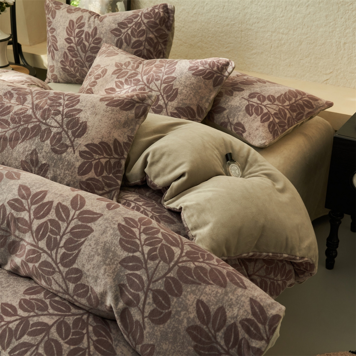 91家纺网 家纺一手货源 找家纺 金鹰 2025新款A类数码印花牛奶绒四件套绒套件 红尘客栈