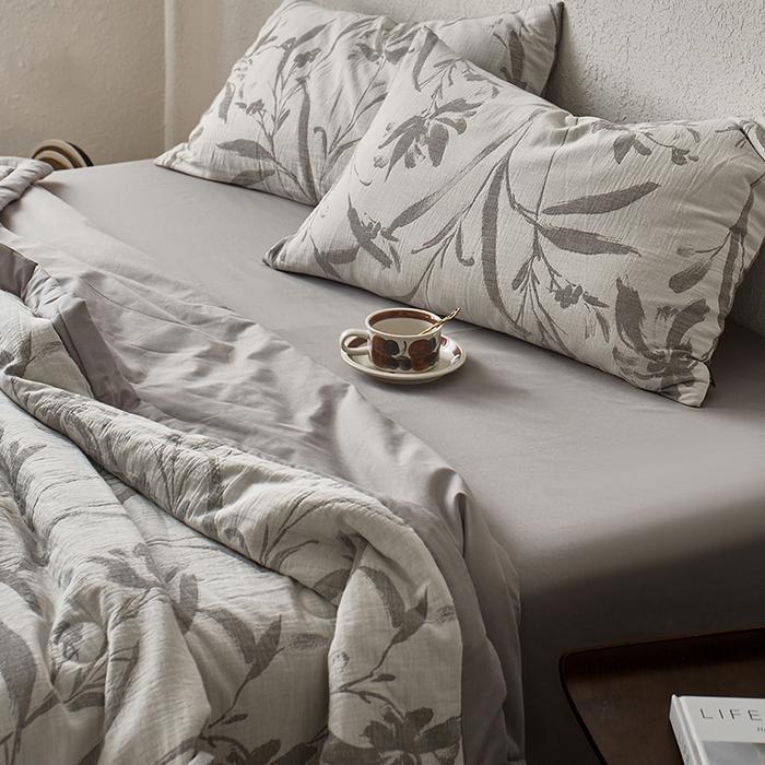 91家纺网 家纺一手货源 找家纺 宜代光年 2025新款60s水洗棉全棉提花夏被 林逾静-灰
