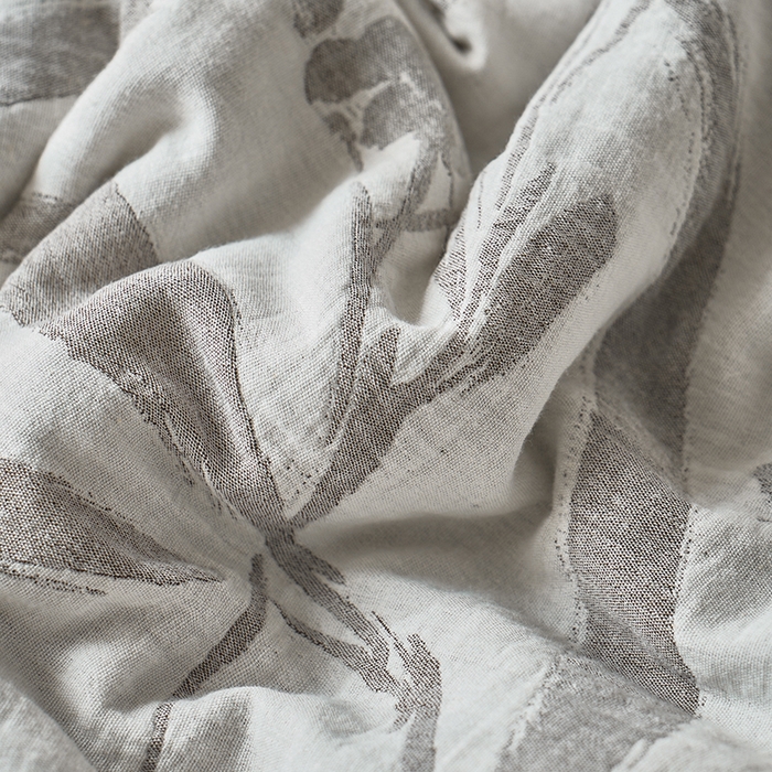 91家纺网 家纺一手货源 找家纺 宜代光年 2025新款60s水洗棉全棉提花夏被 林逾静-灰