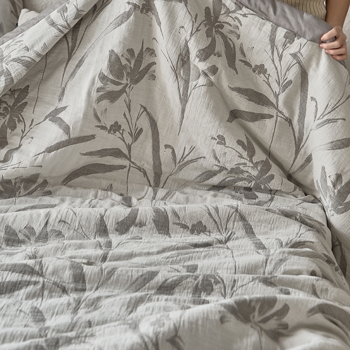 91家纺网 家纺一手货源 找家纺 宜代光年 2025新款60s水洗棉全棉提花夏被 林逾静-灰