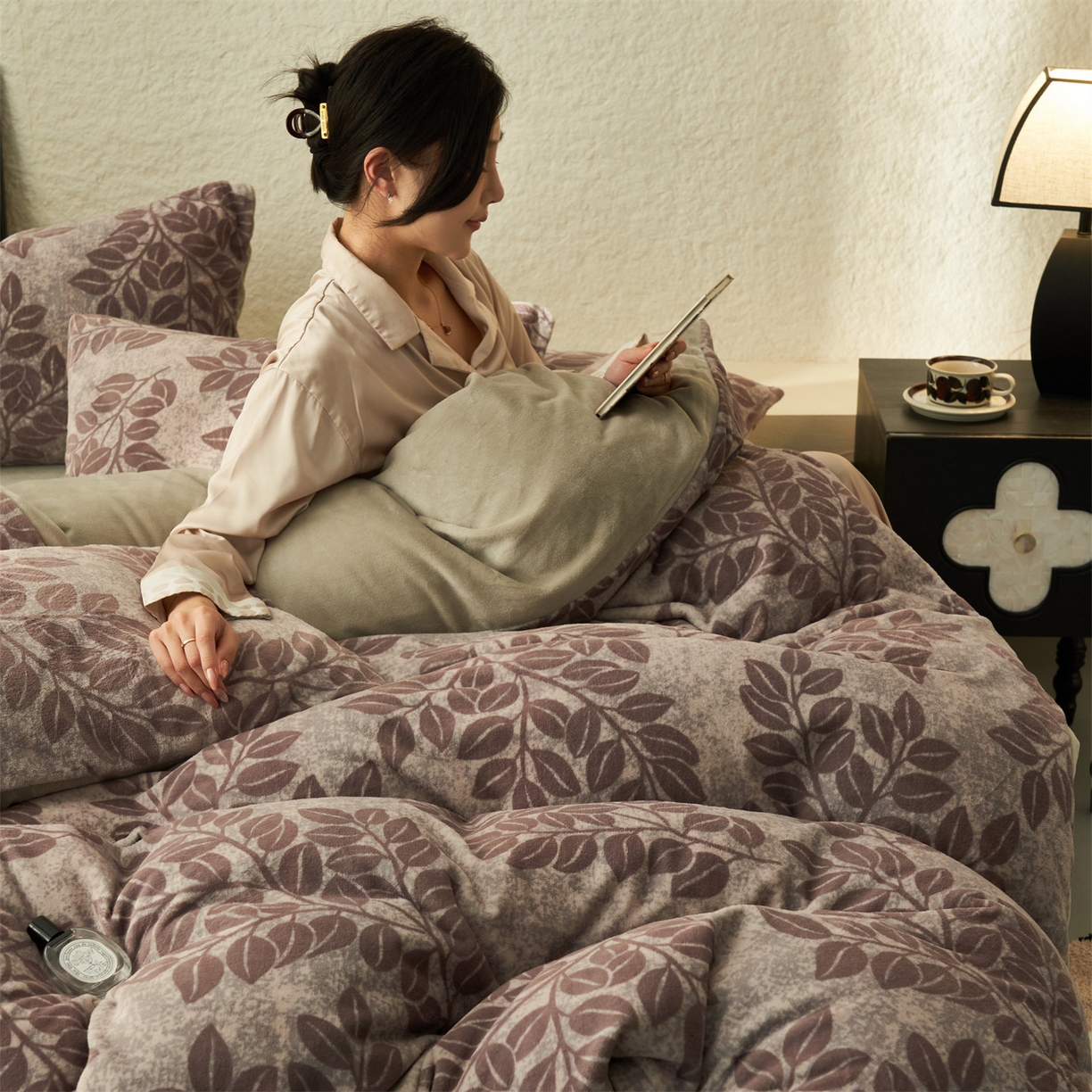 91家纺网 家纺一手货源 找家纺 金鹰 2025新款A类数码印花牛奶绒四件套绒套件 红尘客栈