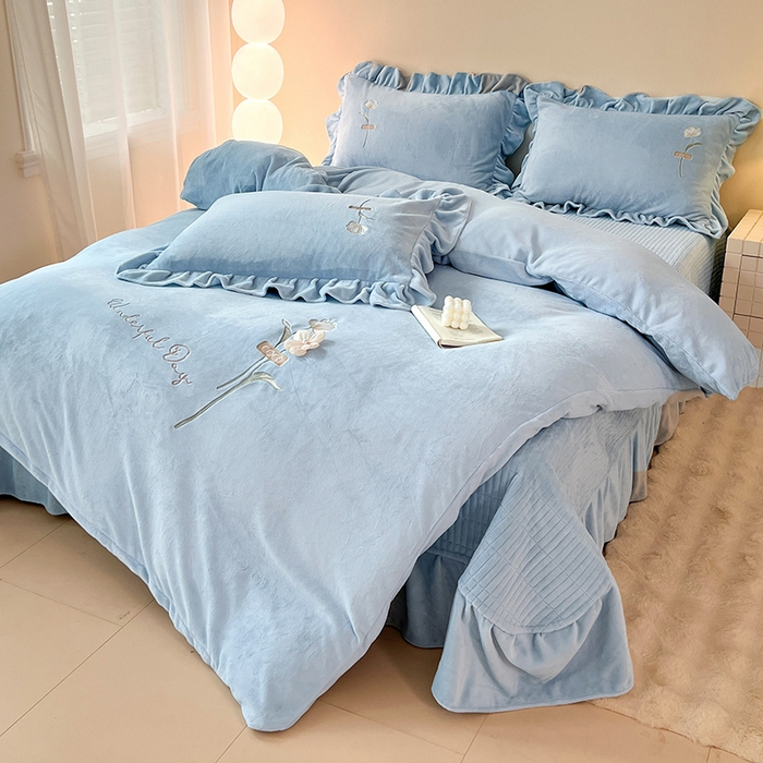 91家纺网 家纺一手货源 找家纺 梦莱斯 2025新款全消光床盖款牛奶绒刺绣四件套-山茶花 山茶花-天蓝