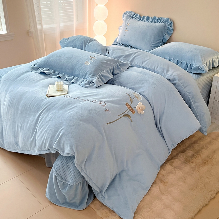 91家纺网 家纺一手货源 找家纺 梦莱斯 2025新款全消光床盖款牛奶绒刺绣四件套-山茶花 山茶花-天蓝