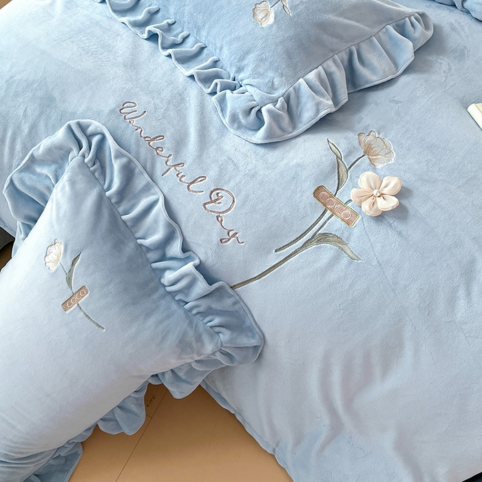 91家纺网 家纺一手货源 找家纺 梦莱斯 2025新款全消光床盖款牛奶绒刺绣四件套-山茶花 山茶花-天蓝