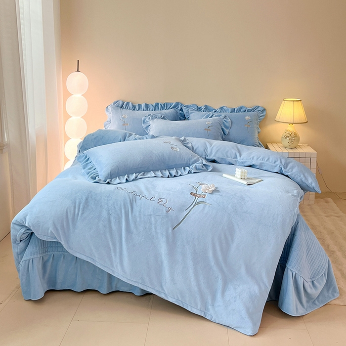 91家纺网 家纺一手货源 找家纺 梦莱斯 2025新款全消光床盖款牛奶绒刺绣四件套-山茶花 山茶花-天蓝