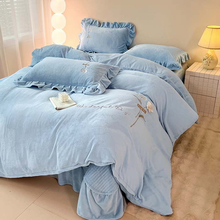 91家纺网 家纺一手货源 找家纺 梦莱斯 2025新款全消光床盖款牛奶绒刺绣四件套-山茶花 山茶花-天蓝