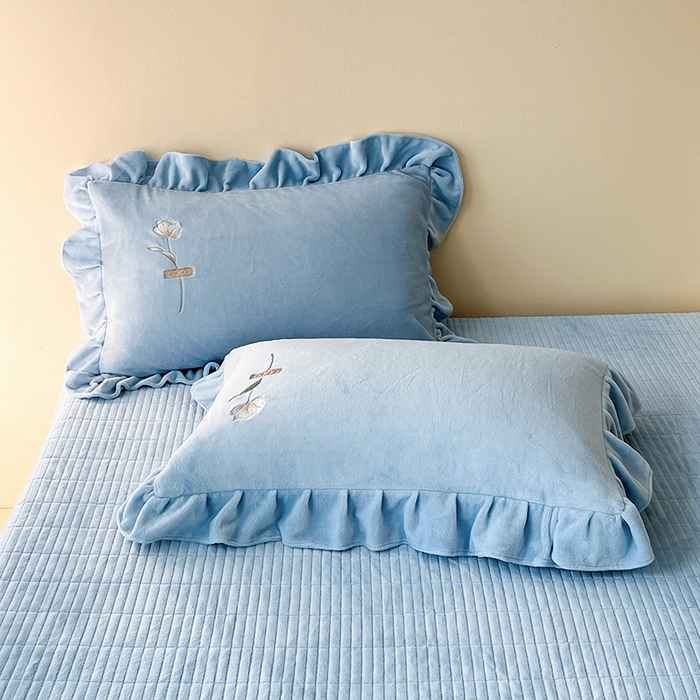 91家纺网 家纺一手货源 找家纺 梦莱斯 2025新款全消光床盖款牛奶绒刺绣四件套-山茶花 山茶花-天蓝