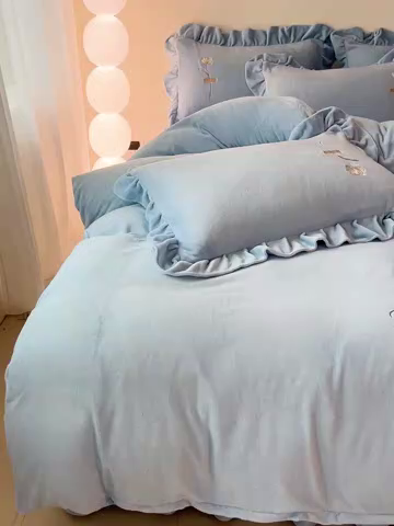 91家纺网 家纺一手货源 找家纺 梦莱斯 2025新款全消光床盖款牛奶绒刺绣四件套-山茶花 山茶花-天蓝