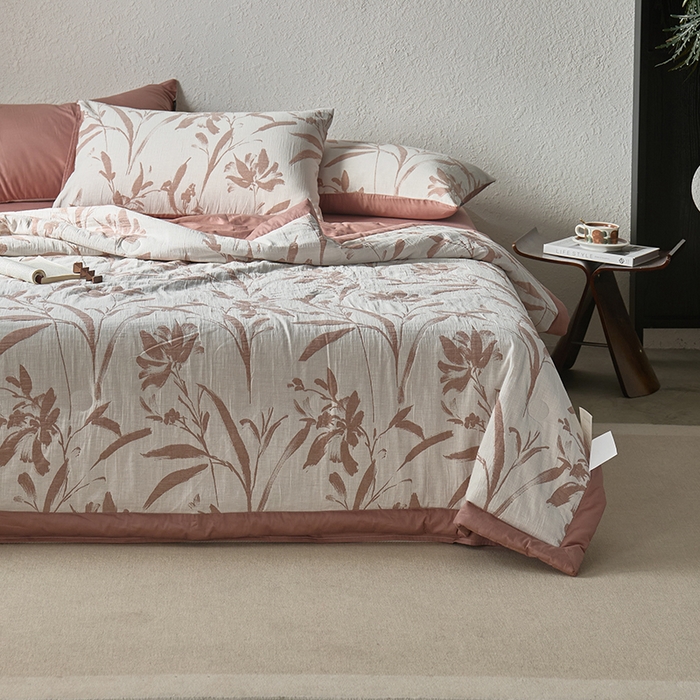 91家纺网 家纺一手货源 找家纺 宜代光年 2025新款60s水洗棉全棉提花夏被 林逾静-橘