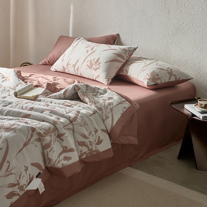 91家纺网 家纺一手货源 找家纺 宜代光年 2025新款60s水洗棉全棉提花夏被 林逾静-橘