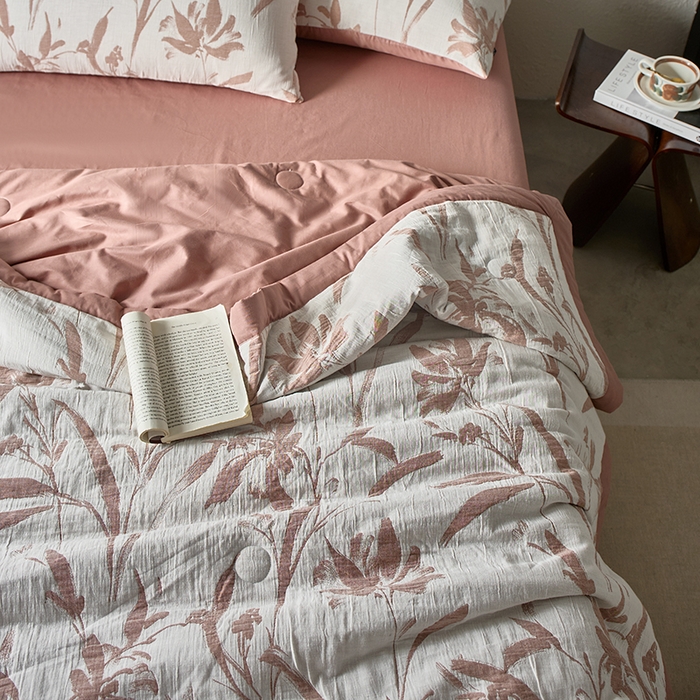 91家纺网 家纺一手货源 找家纺 宜代光年 2025新款60s水洗棉全棉提花夏被 林逾静-橘