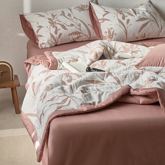 91家纺网 家纺一手货源 找家纺 宜代光年 2025新款60s水洗棉全棉提花夏被 林逾静-橘