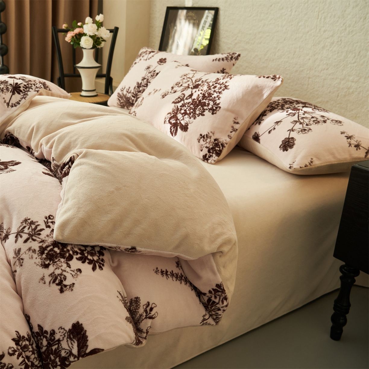 91家纺网 家纺一手货源 找家纺 金鹰 2025新款A类数码印花牛奶绒四件套绒套件 花之恋