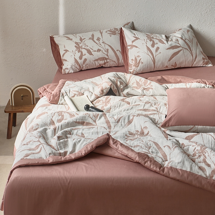 91家纺网 家纺一手货源 找家纺 宜代光年 2025新款60s水洗棉全棉提花夏被 林逾静-橘