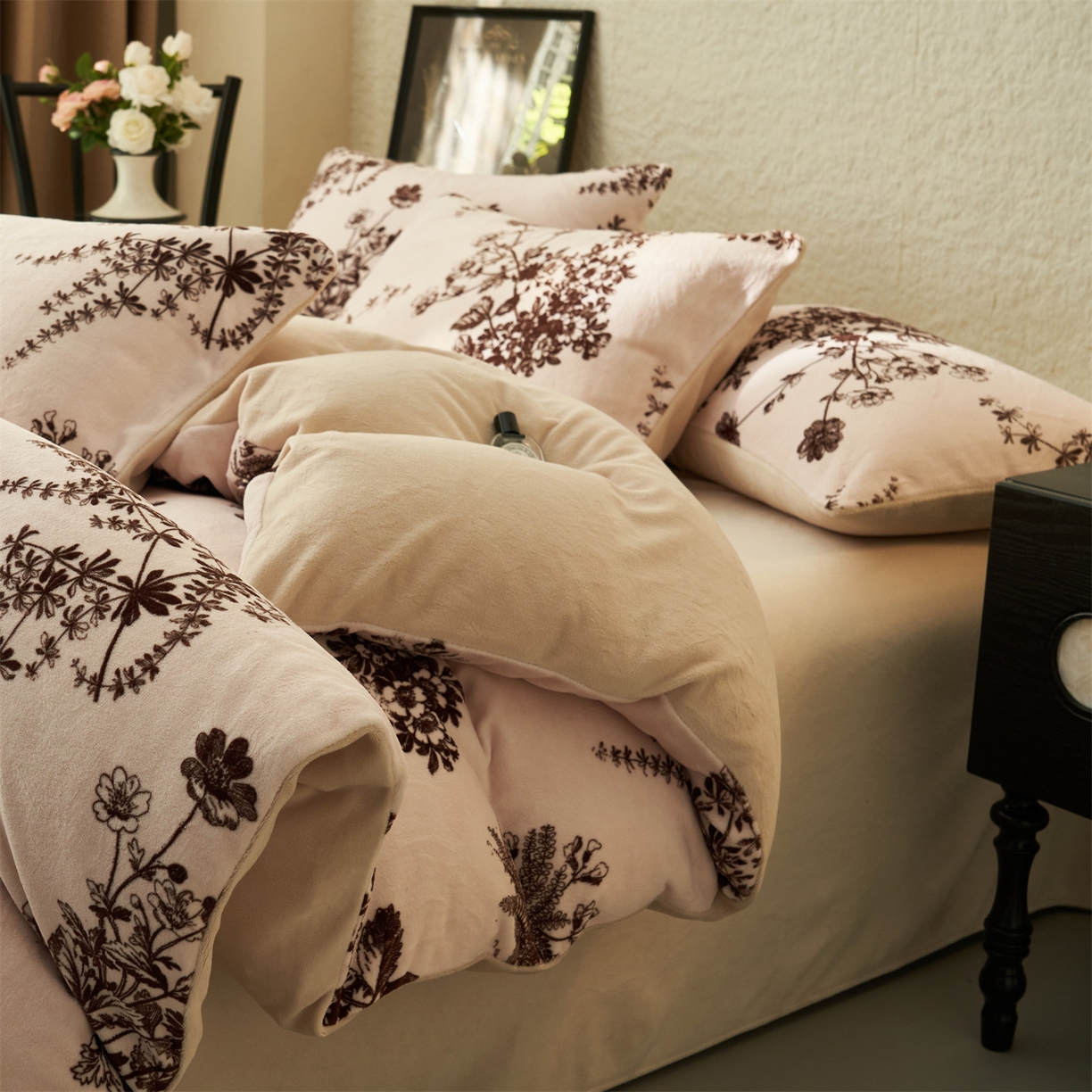 91家纺网 家纺一手货源 找家纺 金鹰 2025新款A类数码印花牛奶绒四件套绒套件 花之恋