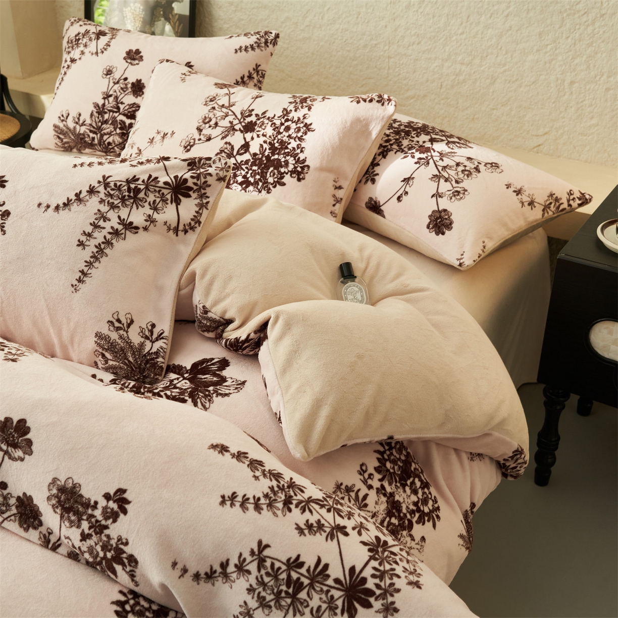 91家纺网 家纺一手货源 找家纺 金鹰 2025新款A类数码印花牛奶绒四件套绒套件 花之恋