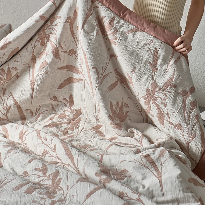 91家纺网 家纺一手货源 找家纺 宜代光年 2025新款60s水洗棉全棉提花夏被 林逾静-橘