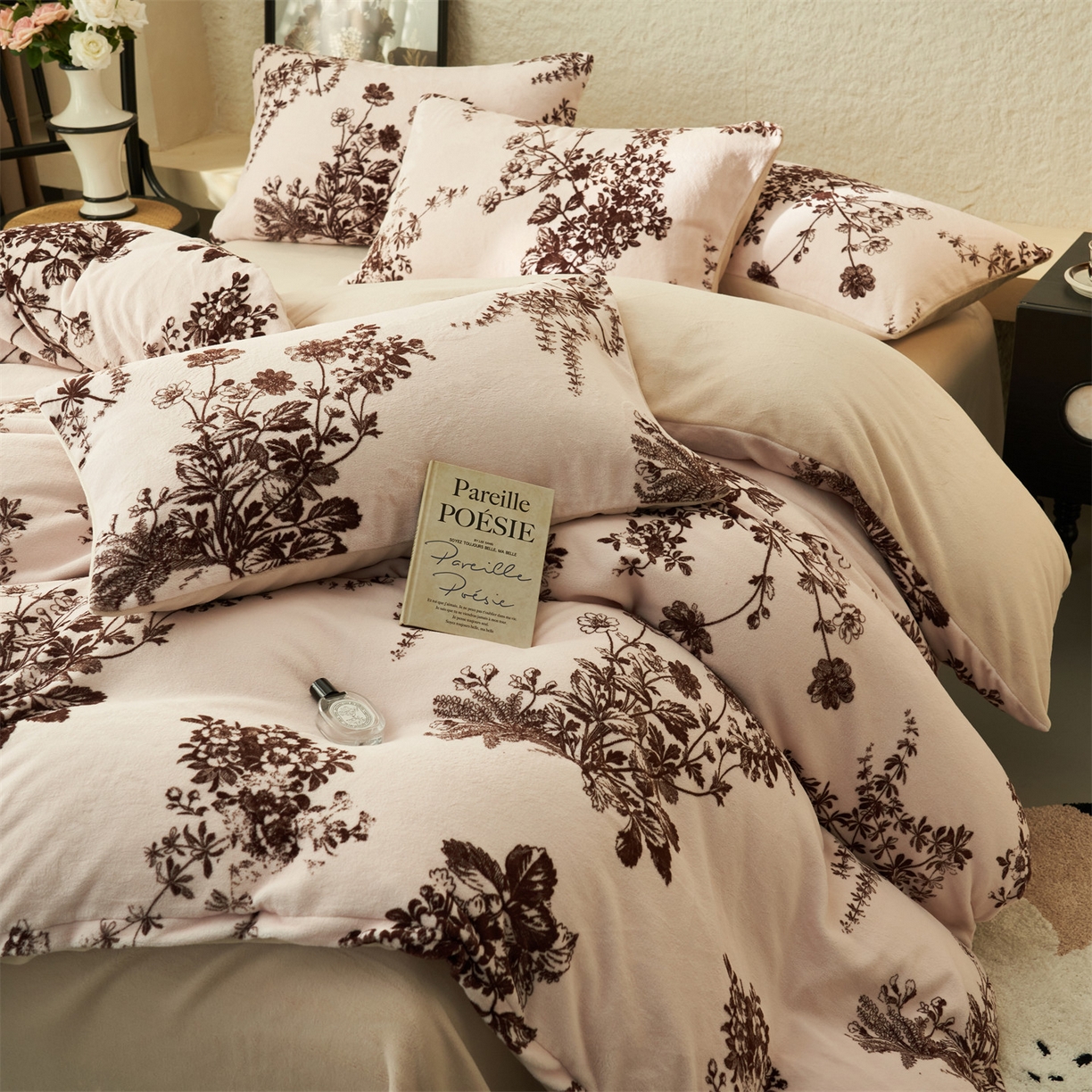 91家纺网 家纺一手货源 找家纺 金鹰 2025新款A类数码印花牛奶绒四件套绒套件 花之恋