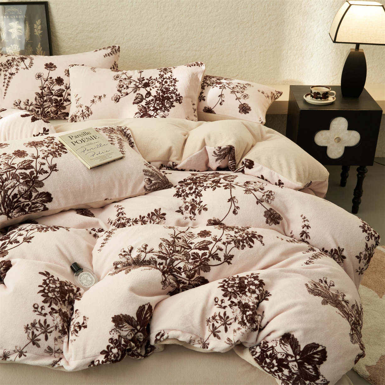 91家纺网 家纺一手货源 找家纺 金鹰 2025新款A类数码印花牛奶绒四件套绒套件 花之恋