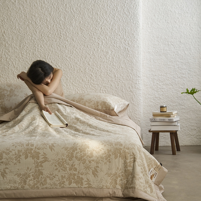 91家纺网 家纺一手货源 找家纺 宜代光年 2025新款60s水洗棉全棉提花夏被 繁花-咖