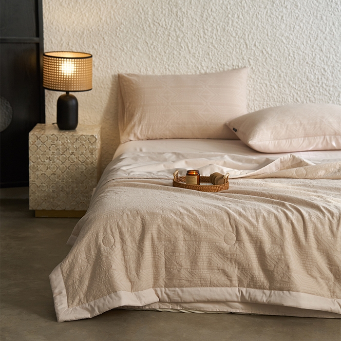 91家纺网 家纺一手货源 找家纺 宜代光年 2025新款60s水洗棉全棉提花夏被 艾迪-咖