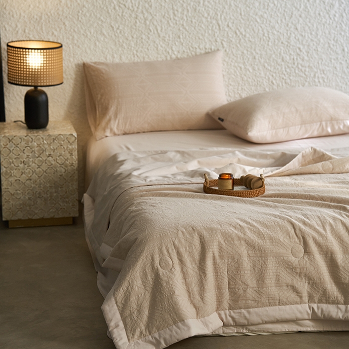 91家纺网 家纺一手货源 找家纺 宜代光年 2025新款60s水洗棉全棉提花夏被 艾迪-咖