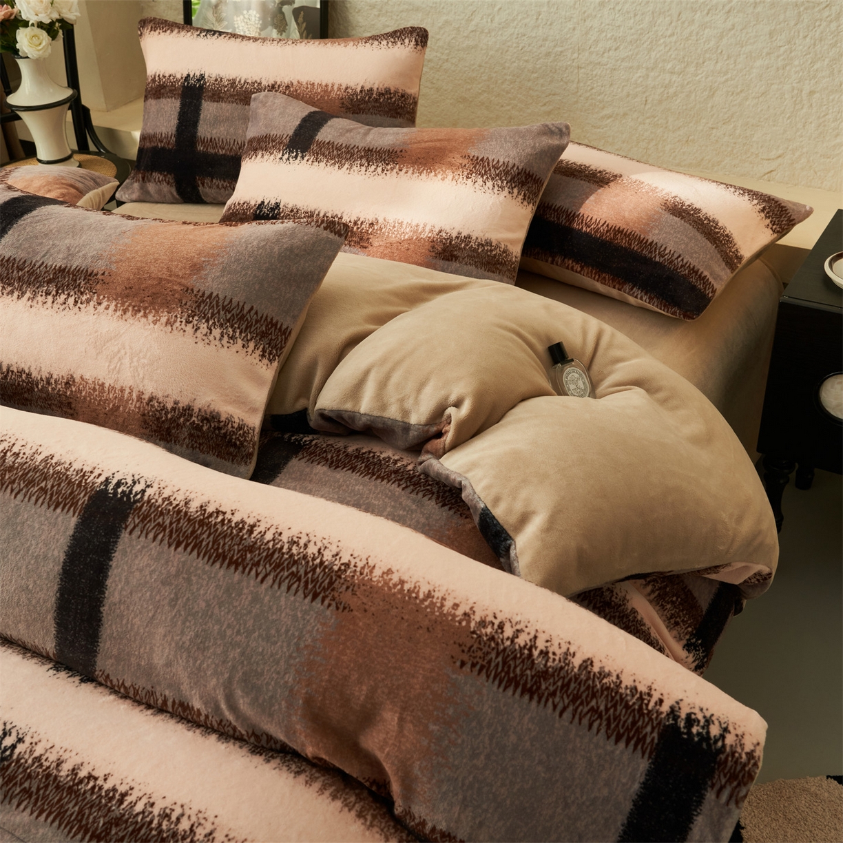 91家纺网 家纺一手货源 找家纺 金鹰 2025新款A类数码印花牛奶绒四件套绒套件 漫意