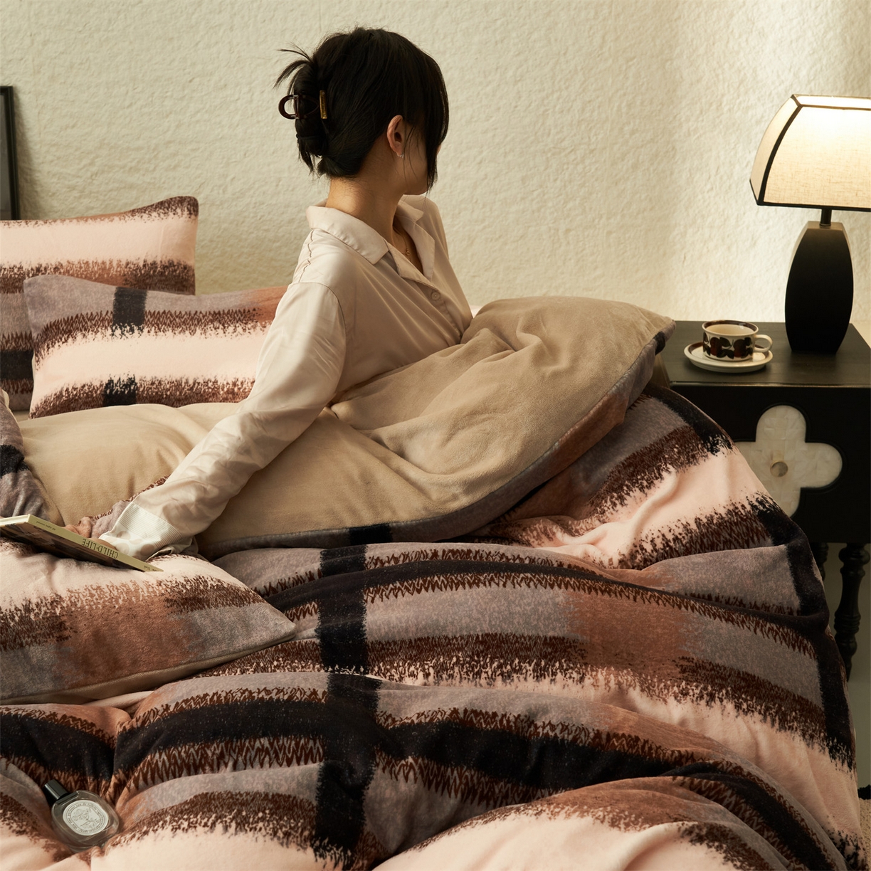 91家纺网 家纺一手货源 找家纺 金鹰 2025新款A类数码印花牛奶绒四件套绒套件 漫意