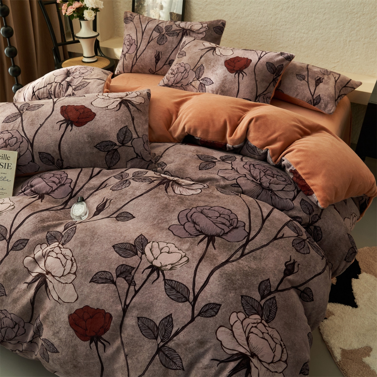 91家纺网 家纺一手货源 找家纺 金鹰 2025新款A类数码印花牛奶绒四件套绒套件 漫游玫瑰