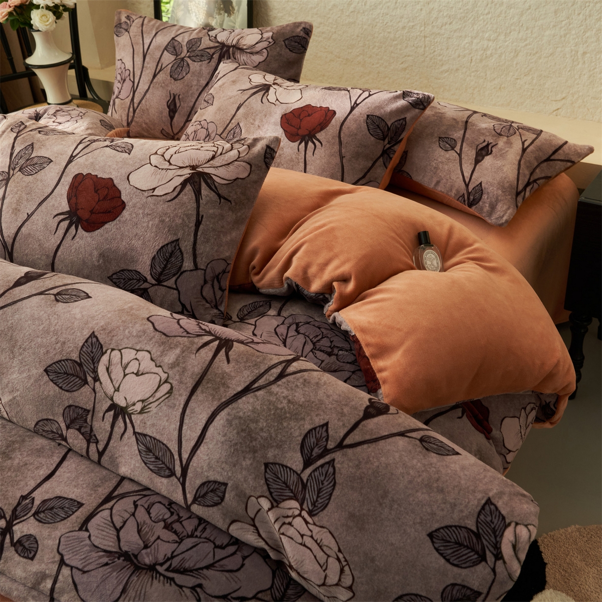 91家纺网 家纺一手货源 找家纺 金鹰 2025新款A类数码印花牛奶绒四件套绒套件 漫游玫瑰